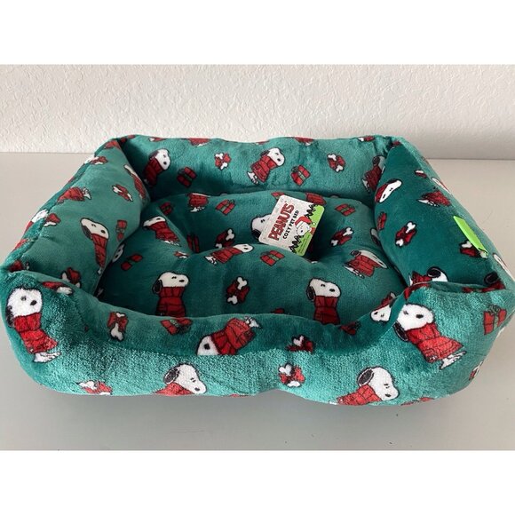Peanuts Snoopy Small Dog Cat Pet Cozy Cuddler Bed Christmas Holiday Green NEW - Picture 1 of 15
